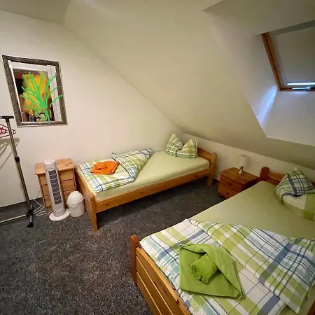 Goldener Anker, Verschiedene Gemuetliche