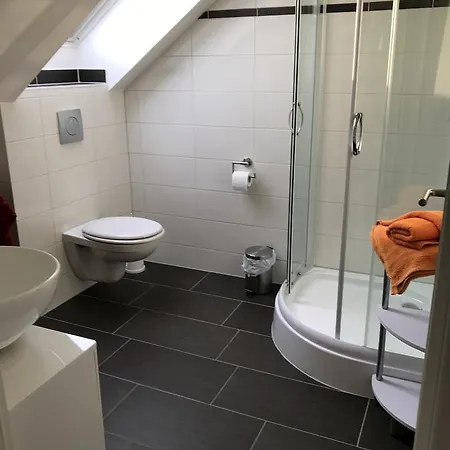 Goldener Anker, Verschiedene Gemuetliche