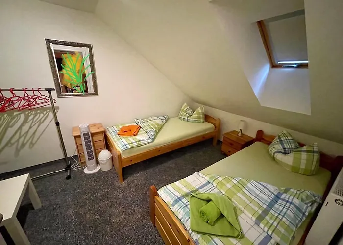 Goldener Anker, Verschiedene Gemuetliche