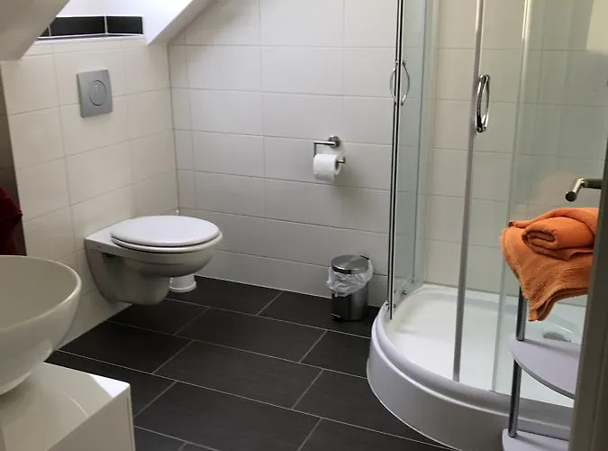 Goldener Anker, Verschiedene Gemuetliche